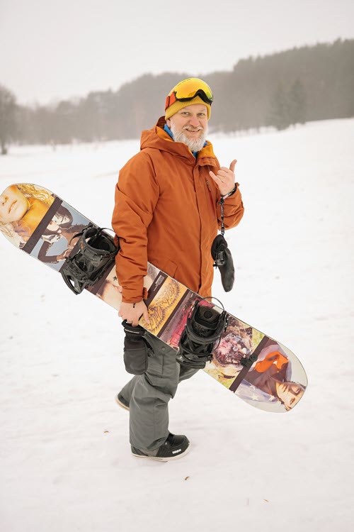 Seasonal pictures are a great way to show that your profile photos are current.