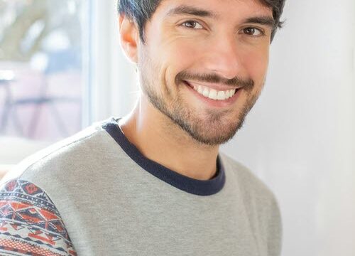 One of the best expert profile photo tips is smiling in your main picture.