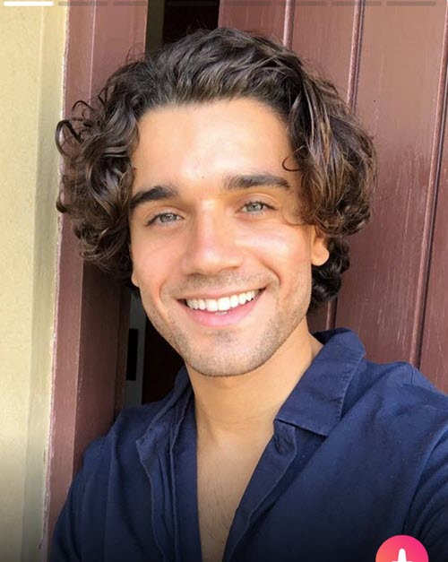 Making eye contact is a critical photo tip for dating apps.